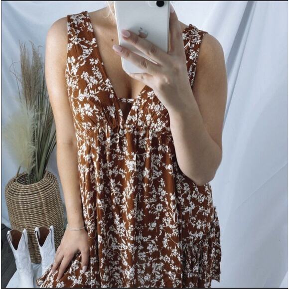 NWT Rylee Anns Dark brown and white V-neck floral mini dress - Picture 5 of 12